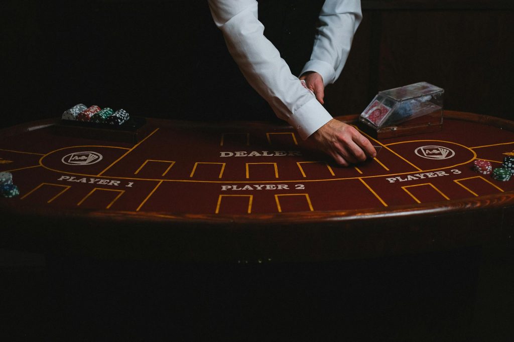 Bàn baccarat live với bài và chip được quay cận cảnh rõ ràng