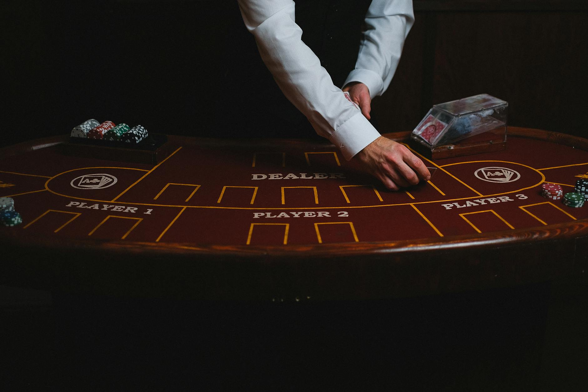 Bàn blackjack với bài người chơi và lá bài ngửa của nhà cái