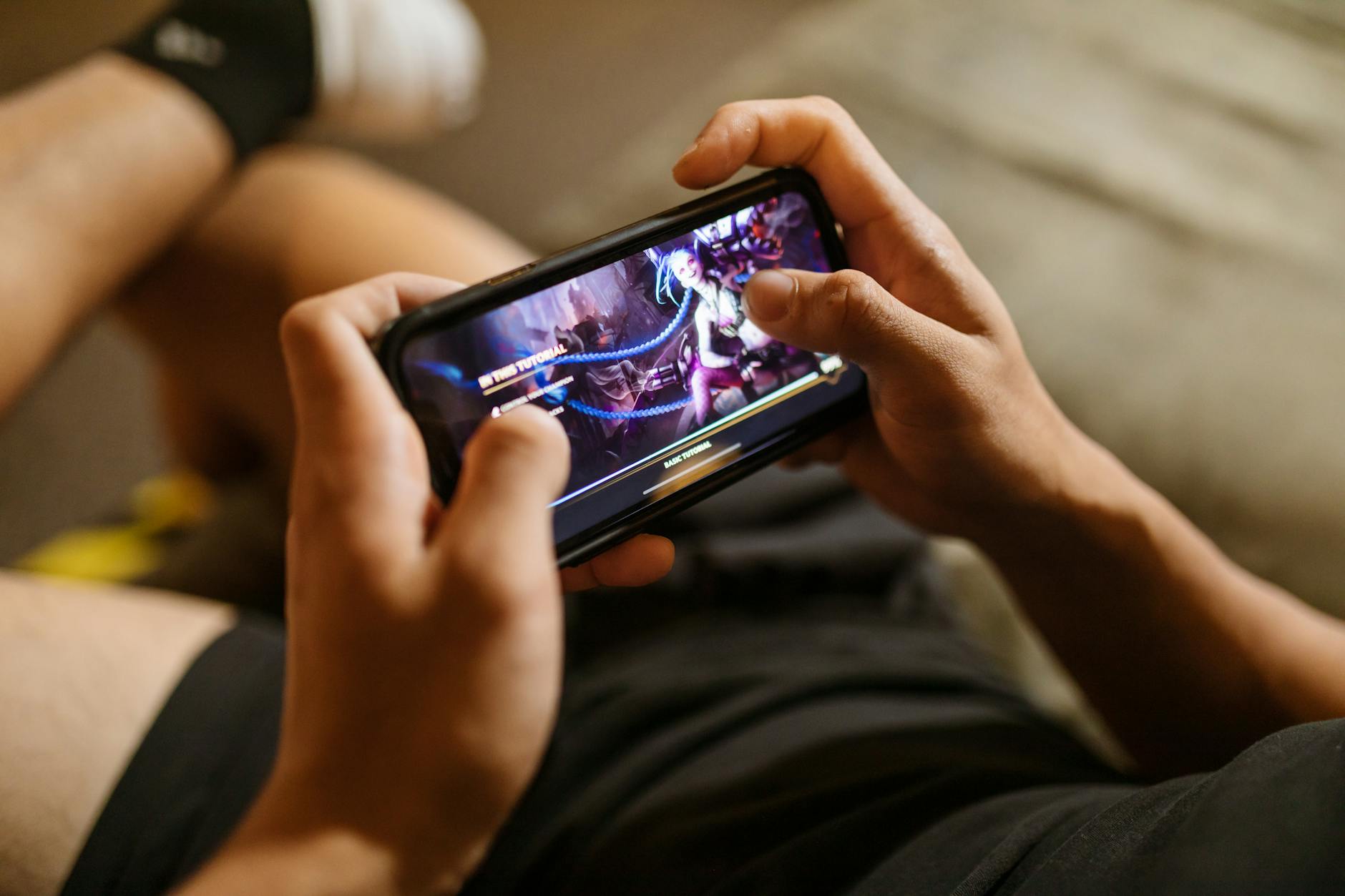 Người chơi trải nghiệm game nổ hũ trên điện thoại trong không gian thư giãn