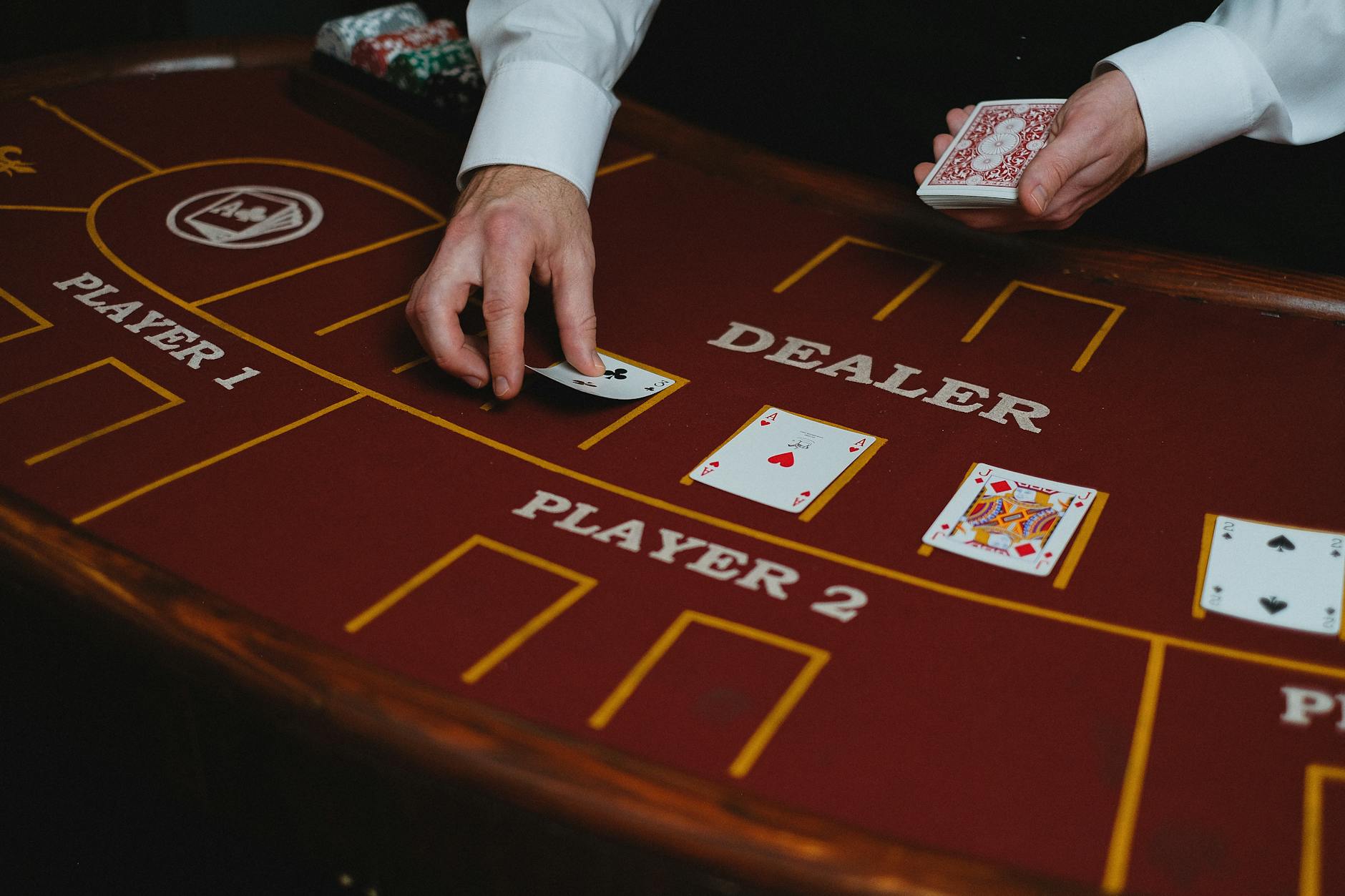 Người chơi theo dõi ngân sách giải trí trên điện thoại khi chơi game