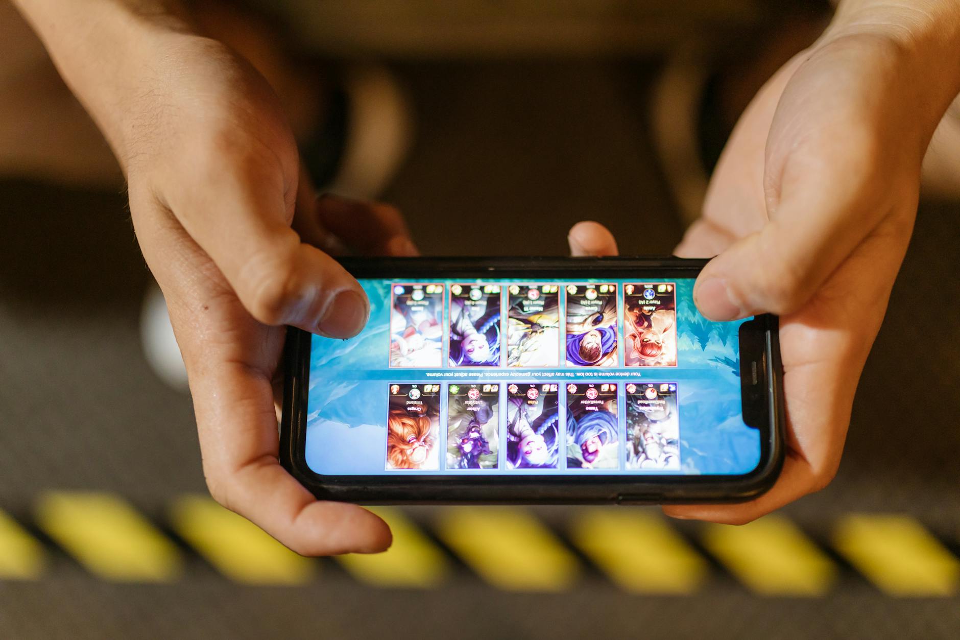 Người chơi đang tập trung theo dõi ván bài tiến lên trên điện thoại